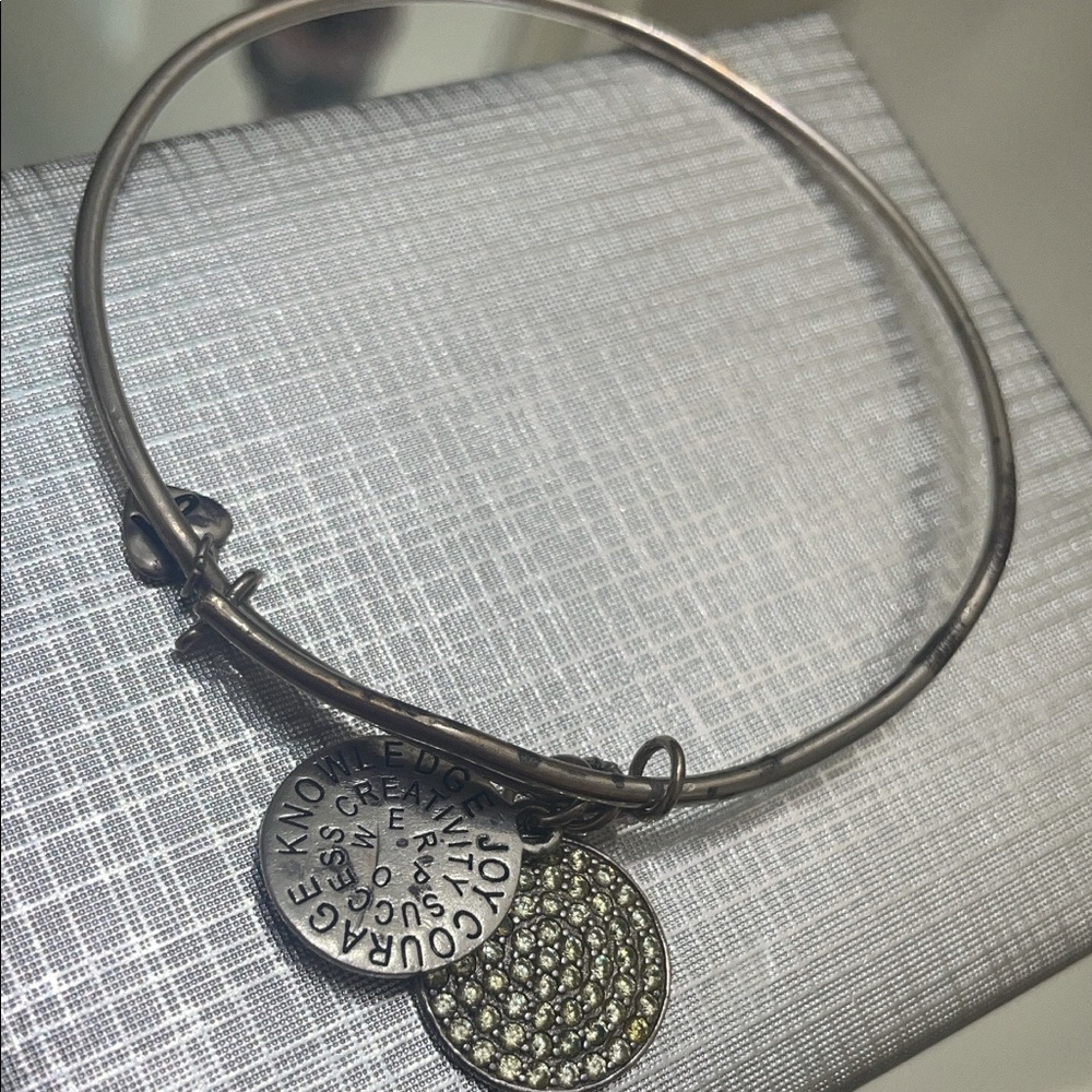 Charm memories Green peridot color charm bracelet bangle